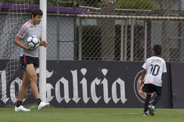 Romero no treinamento de hoje no CT Joaquim Grava na companhia de um pequeno corinthiano