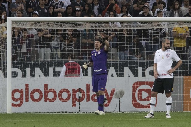 Cássio e Danilo em partida contra a Chapecoense, na Arena Corinthians