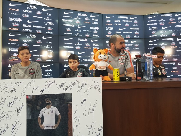 Danilo com os filhos e a esposa na sala de imprensa do CT