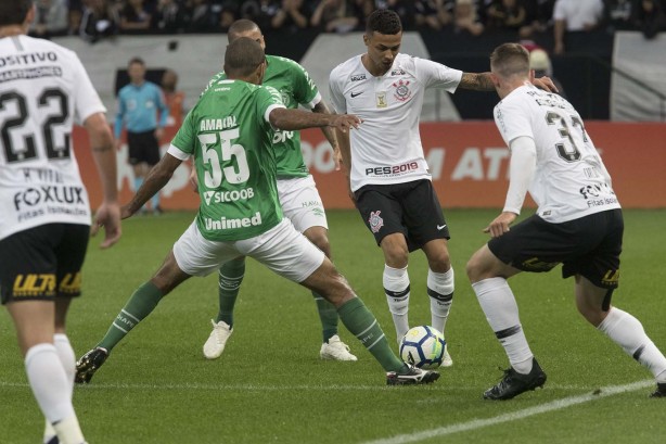 Thiaguinho durante jogo contra a Chapecoense, o último da equipe na Arena Corinthians, neste ano