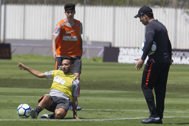 Clayson e Araos no treino de hoje no CT Joaquim Grava