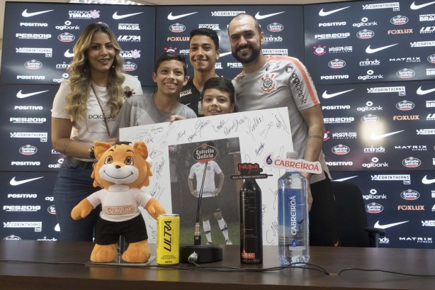 Danilo e sua família concedem entrevista após homenagem durante o treino de hoje
