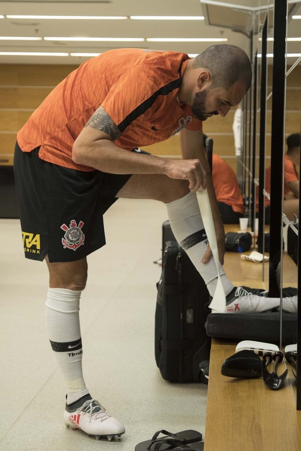 Danilo se prepara no vestiário da Arena Corinthians para seu último jogo com a camisa do Timão
