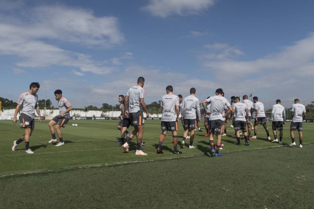 Jogadores durante atividade desta terça-feira; preparação é para encarar o Grêmio