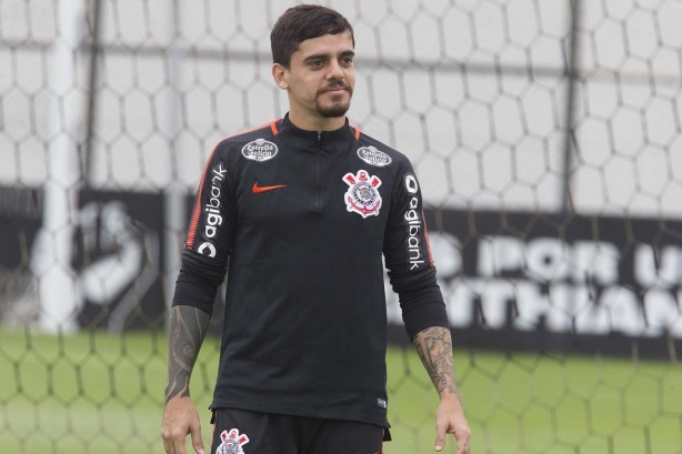 O veterano Fagner no treino com foco no último jogo da temporada, contra o Grêmio