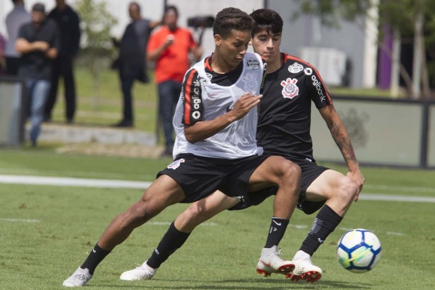 Os jovens Pedrinho e Ángelo Araos no treinamento de hoje no CT