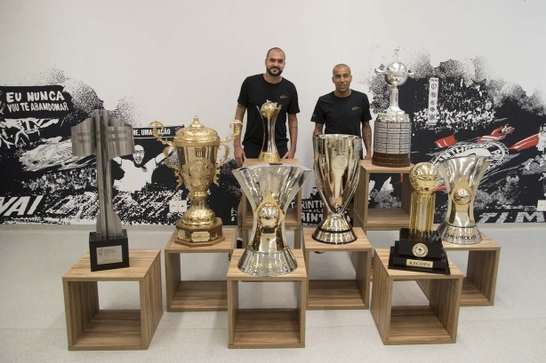 Sheik e Danilo posam ao lado dos troféus em seu último jogo na Arena Corinthians