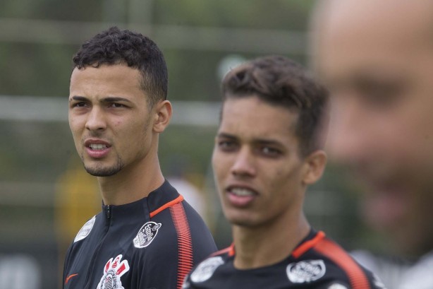 Thiaguinho e Pedrinho treinam e devem ser titulares diante o Grêmio, pelo Brasileirão
