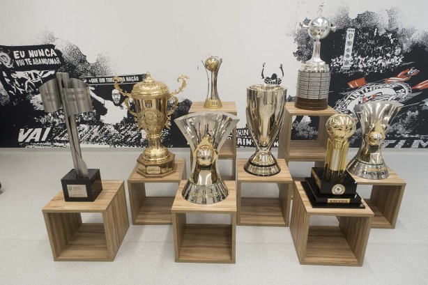 Troféus conquistador por Emerson Sheik e Danilo; veteranos farão seu último jogo na Arena