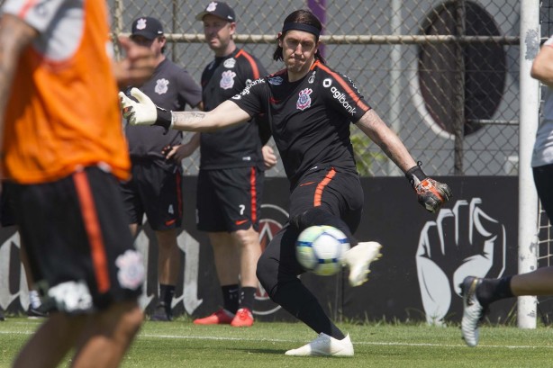 Cássio no treino de hoje no CT Joaquim Grava; foco no duelo contra o Grêmio