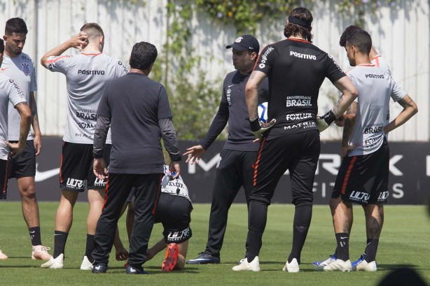 Jair Ventura reúne grupo durante o treino desta sexta-feira