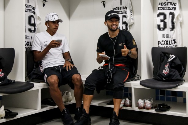Fessin e Clayson no vestiário da Arena do Grêmio antes do último jogo do Timão no ano