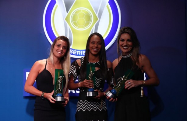 Gabi Zanotti, Adriana e Djeni (do Iranduba) posaram juntas com troféus