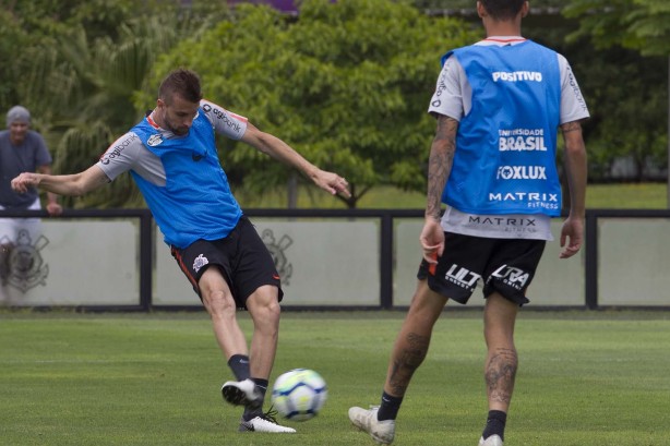 Henrique no treino do Corinthians antes do último jogo contra o Grêmio, pelo Brasileirão