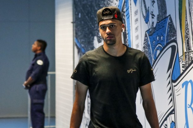 Léo Santos chega ao estádio do Grêmio e deve ser titular no último jogo Timão no ano