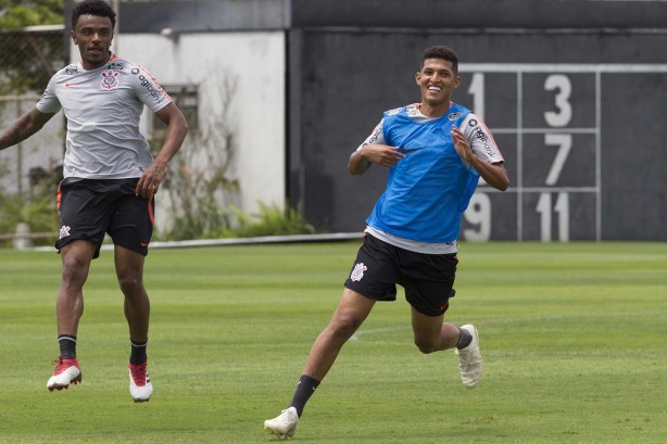Paulo Roberto e Matheus Matias no último treino do Corinthians no ano de 2018