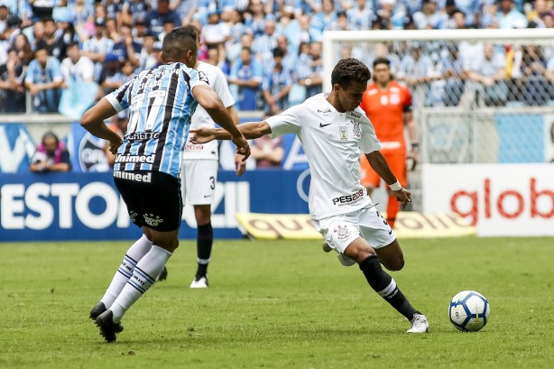 Pedrinho no exato momento do chute, em partida contra o Grêmio, pelo Campeonato Brasileiro