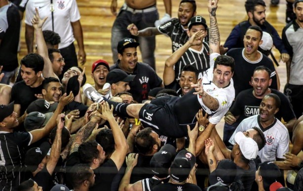 Torcida do Corinthians invadiu a quadra após o apito final