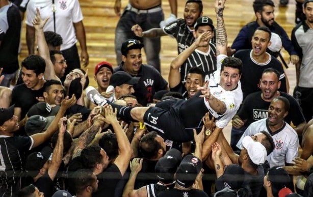 Torcida do Corinthians invadiu a quadra aps o apito final