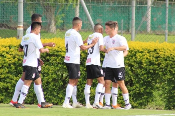 Rafinha marcou abriu o placar para o Corinthians sobre o Internacional