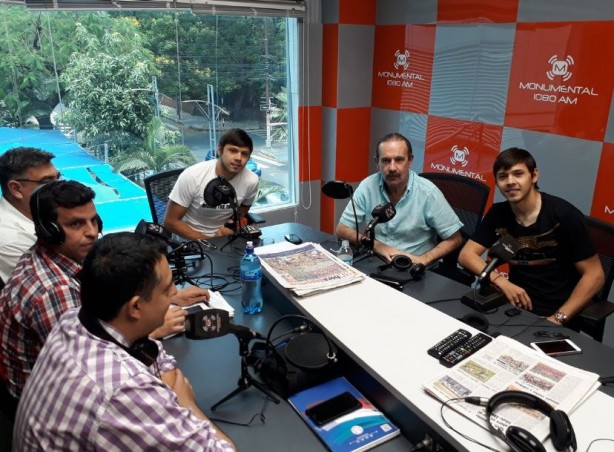 Irmãos Romero em entrevista nesta segunda-feira, no Paraguai