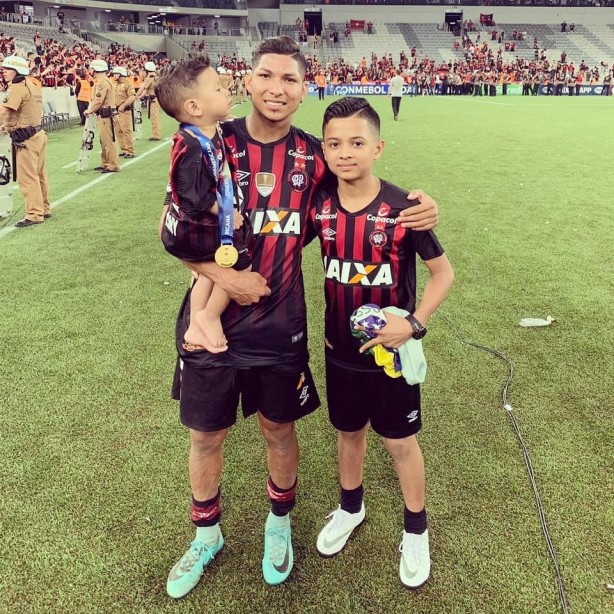 Rony posa com medalha de campeão ao lado dos filhos