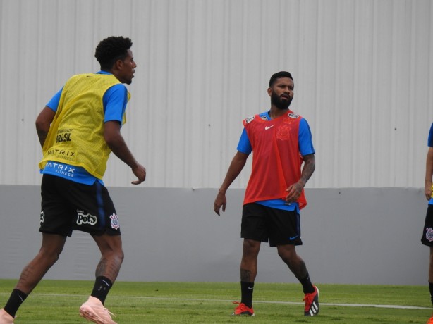 Marquinhos (de vermelho) durante treino com bola dos profissionais