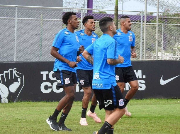 Moisés e Gustagol em campo no primeiro treino de 2019