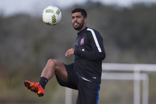 Vilson faz embaixadas durante treino do Timão na Flórida, nos Estados Unidos