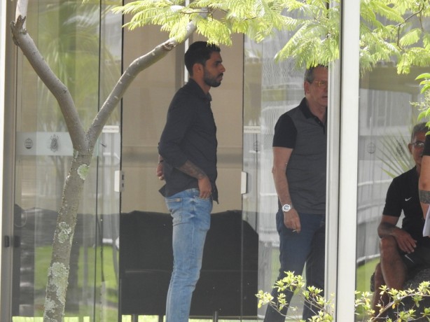 Vilson, novo gerente de futebol, durante reapresentação no CT Joaquim Grava