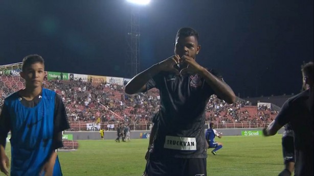 Com coraçãozinho, Nathan celebra gol anotado diante do Sinop
