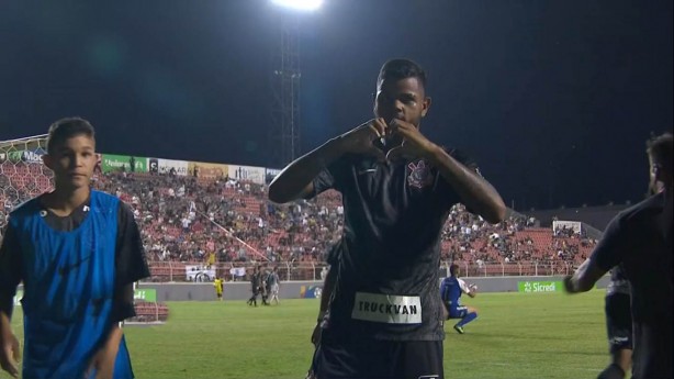 Com coraozinho, Nathan celebra gol anotado diante do Sinop