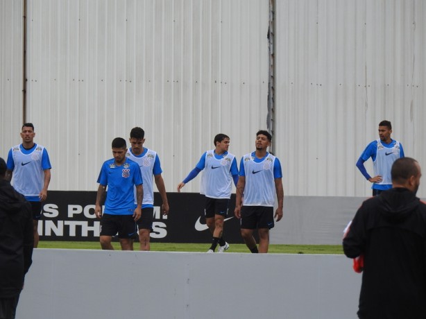 Jogadores do sistema defensivo de colete branco