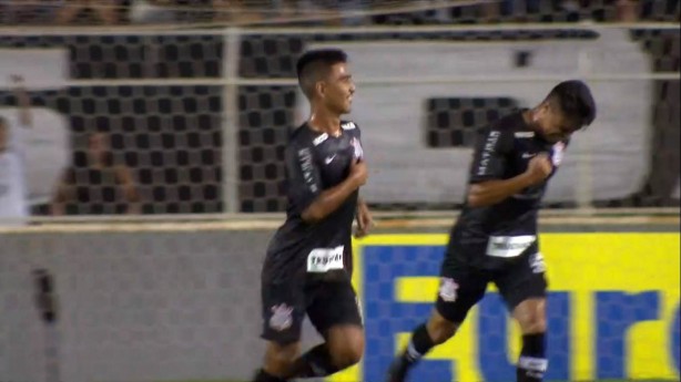 Oya comemora belo gol diante do Sinop, do Mato Grosso