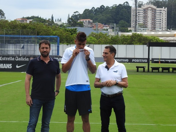 Richard é apresentado no Timão; jogador é corinthiano declarado