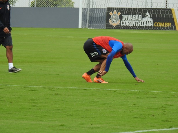 Roger sentiu após carrinho de Fagner na bola, que o fez cair no chão