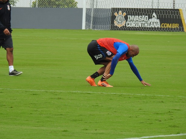 Roger sentiu aps carrinho de Fagner na bola, que o fez cair no cho