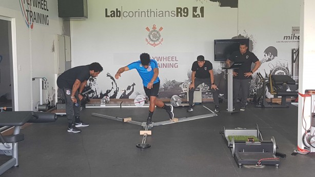 Volante Douglas faz treino específico na academia do CT Joaquim Grava