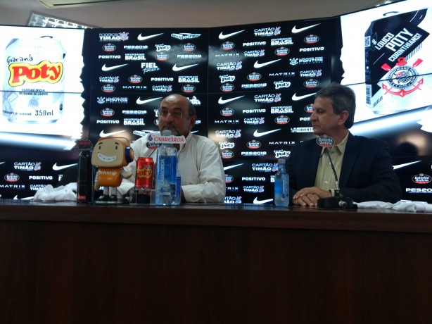 Ao fundo, projeção das latas personalizadas do Corinthians
