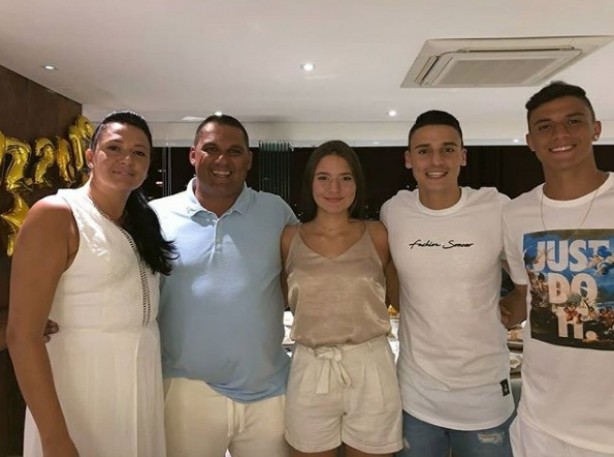 Gustavo (à dir.) é irmão de Guilherme (ao seu lado), recentemente cedido à Ponte Preta