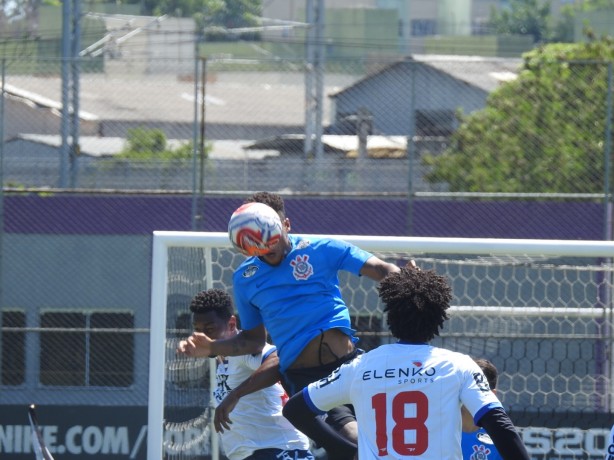 Gustagol, escondido pela bola nesse lance, falhou na hora H