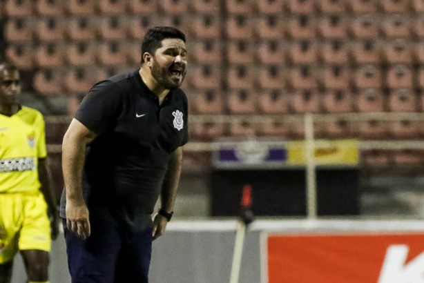 Eduardo Barroca passa instruções para a garotada durante partida contra o Porto, pela Copinha