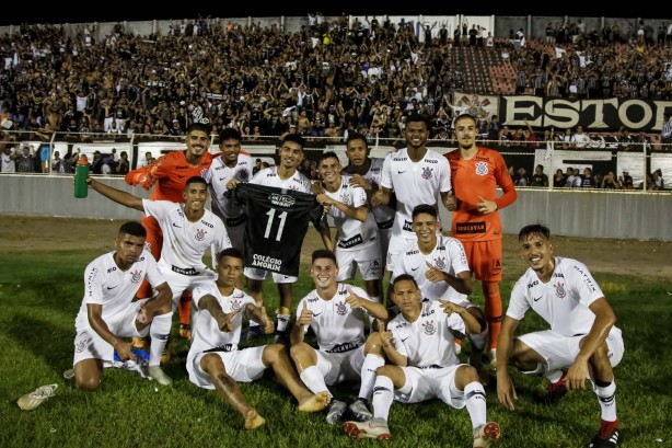 Elenco do Timãozinho presta homenagem a Fessin, que teve a fíbula fraturada no jogo anterior