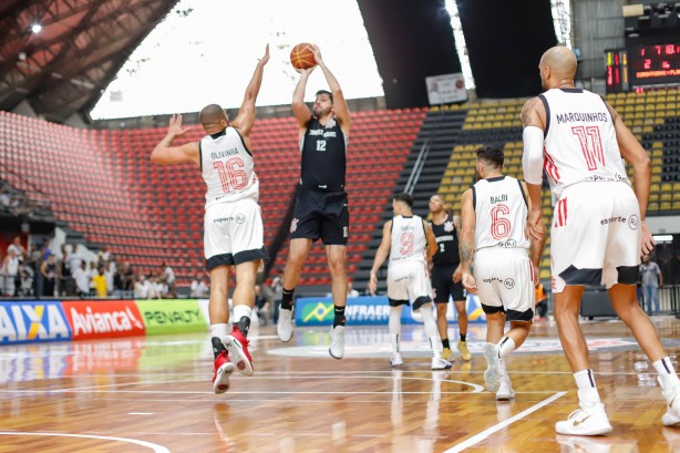 Giovannoni tenta arremesso durante partida contra o Flamengo, pela décima semana do NBB
