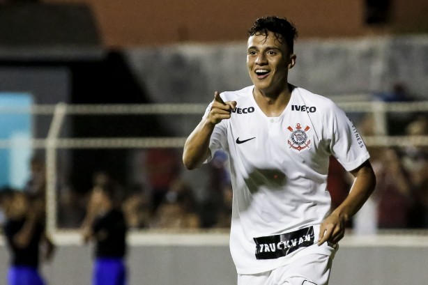 Gustavo comemora o seu gol contra o Porto, pelo Copinha 2019