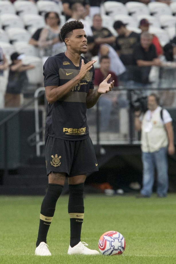 Gustavo durante partida contra o Santos, neste domingo, na Arena Corinthians.