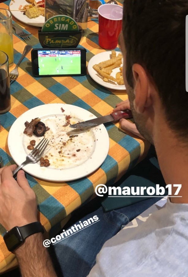 Me do atleta divulgou foto do atleta assistindo ao jogo do Corinthians no celular enquanto come em uma churrascaria