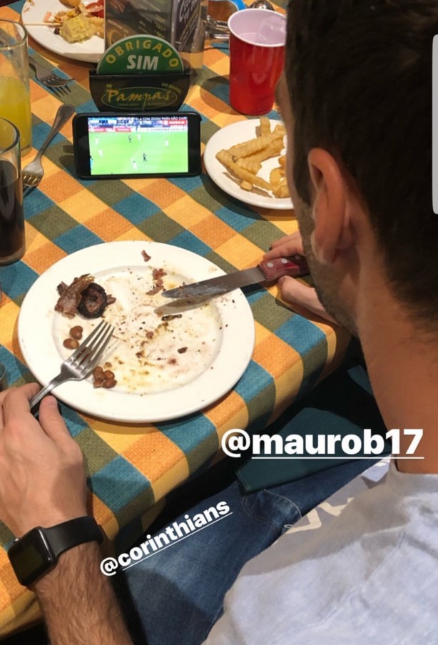 Mãe do atleta divulgou foto do atleta assistindo ao jogo do Corinthians no celular enquanto come em uma churrascaria