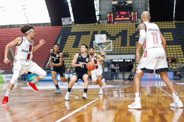 Parodi durante jogo contra o Flamengo, pela décima semana do NBB