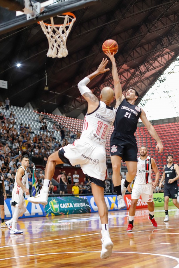 Parodi tenta a cesta em duelo contra o Flamengo, pelo NBB